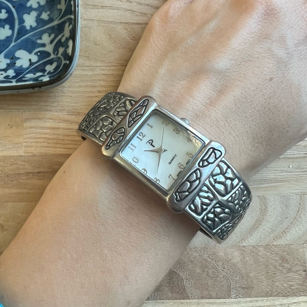 Ladies silver tone cuff bracelet fashion watch NEW BATTERY